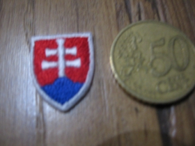 Slovensko - Slovakia malá nažehľovacia nášivka vyšívaná (možnosť nažehliť alebo našiť na odev) cca. 1,7x2,2cm