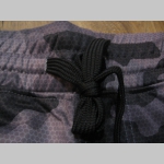 Pánske kraťasy NIGHTCAMO  v športovom strihu s dvoma bočnými vreckami na zips, jedno zadné vrecko, elastický pás so sťahovacou šnúrkou, materiál 100% polyester