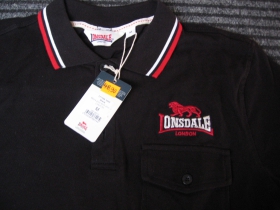 Lonsdale čierna p&aacute;nska poloko&scaron;ela " LYNTON "  s mal&yacute;m vreckom na hrudi  materi&aacute;l 100% bavlna  na ruk&aacute;voch a l&iacute;mcoch červenobiele pr&uacute;žky