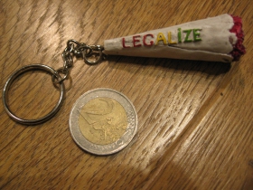 LEGALIZE - kľúčenka s rozmerom cca. 5 x 1,5cm materál: polyresin s kovovým krúžkom a kovovou retiazkou