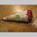 LEGALIZE - kľúčenka s rozmerom cca. 5 x 1,5cm materál: polyresin s kovovým krúžkom a kovovou retiazkou