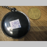 antifa - prečiarknutý háken kľúčenka s rozmerom cca. 6 x 4cm materál: guma s kovovým krúžkom a kovovou retiazkou