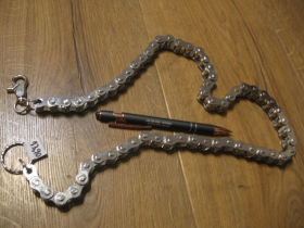 ultra hrubá reťaz " motorka " - imitácia prevodovej reťaze kovová reťazová kľúčenka na nohavice chrómovaná, na koncoch s karabínkami dĺžka cca. 84cm materiál 100% kov