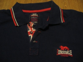 Lonsdale pánska tmavomodrá polokošela s červenobielym lemovaním s vyšívaným nápisom, materiál 100% bavlna praná!!! Posledný kus veľkosť L