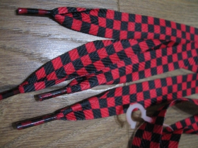 SKA šachovnica červenočierna širšie ploché šnúrky do topánok dĺžka 110cm šírka 1,8cm materiál:100%polyester