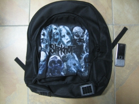 Slipknot ruksak čierny, 100% polyester. Rozmery: Výška 42 cm, šírka 34 cm, hĺbka až 22 cm pri plnom obsahu