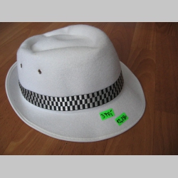 biely SKA klobúk s látkovým pásom v šachovnicovom dizajne, materiál 100% polyester