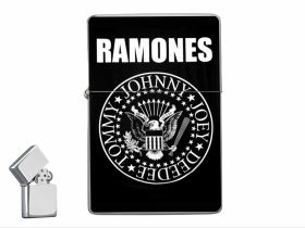 Ramones - doplňovací benzínový zapalovač s vypalovaným obrázkom (balené v darčekovej krabičke)