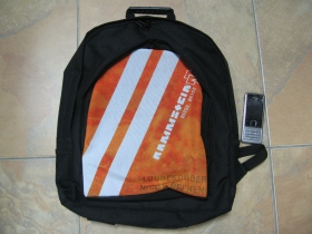 Rammstein  ruksak čierny, 100% polyester. Rozmery: Výška 42 cm, šírka 34 cm, hĺbka až 22 cm pri plnom obsahu