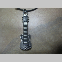 Elektrická gitara - chrómovaný prívesok na krk na plastikovej šnúrke s kovovým zapínaním