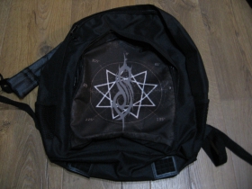 Slipknot ruksak čierny, 100% polyester. Rozmery: Výška 42 cm, šírka 34 cm, hĺbka až 22 cm pri plnom obsahu