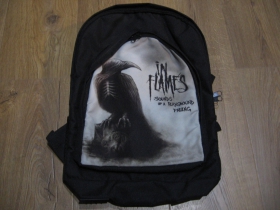 In Flames ruksak čierny, 100% polyester. Rozmery: Výška 42 cm, šírka 34 cm, hĺbka až 22 cm pri plnom obsahu