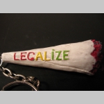 LEGALIZE - kľ&uacute;čenka s rozmerom cca. 5 x 1,5cm mater&aacute;l: polyresin s kovov&yacute;m kr&uacute;žkom a kovovou retiazkou