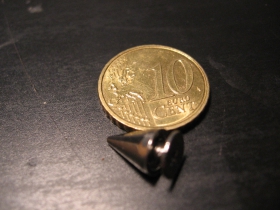 Osteň &scaron;robovac&iacute; niž&scaron;&iacute; ocelov&yacute;, chromovan&yacute; vybij&aacute;k s priemerom 0,8 cm dlzka 1 cm